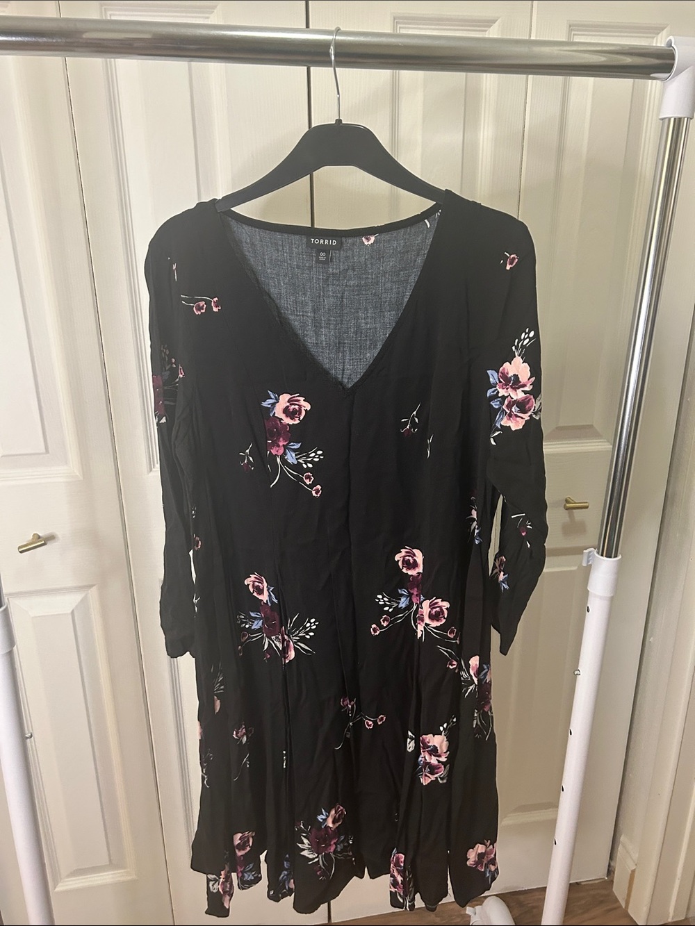 Torrid Black Floral V-Neck Long Sleeve Dress SZ 00
